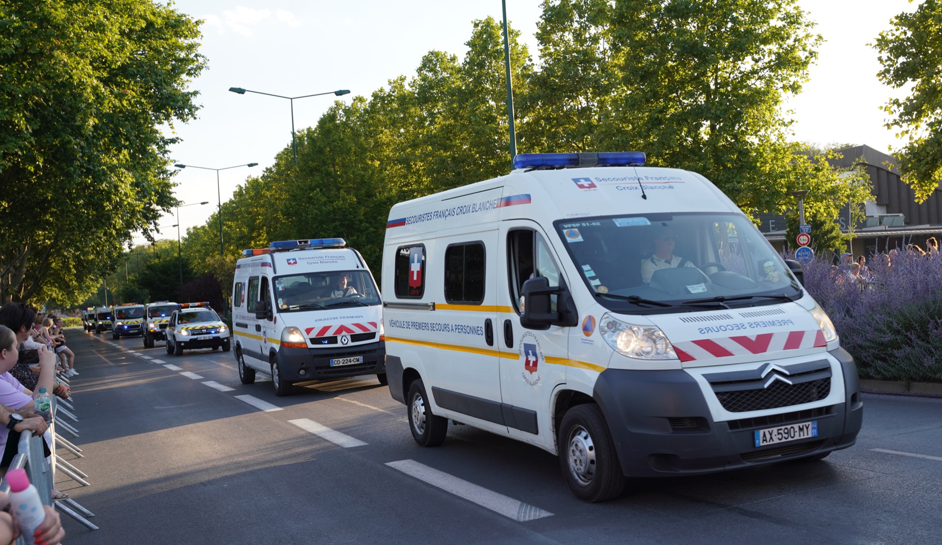 Convoi de véhicules de premiers secours de la Croix Blanche lors d'un défilé