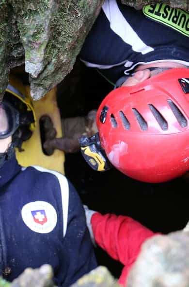 Équipe de secouristes évacuant une personne en véhicule de secours
